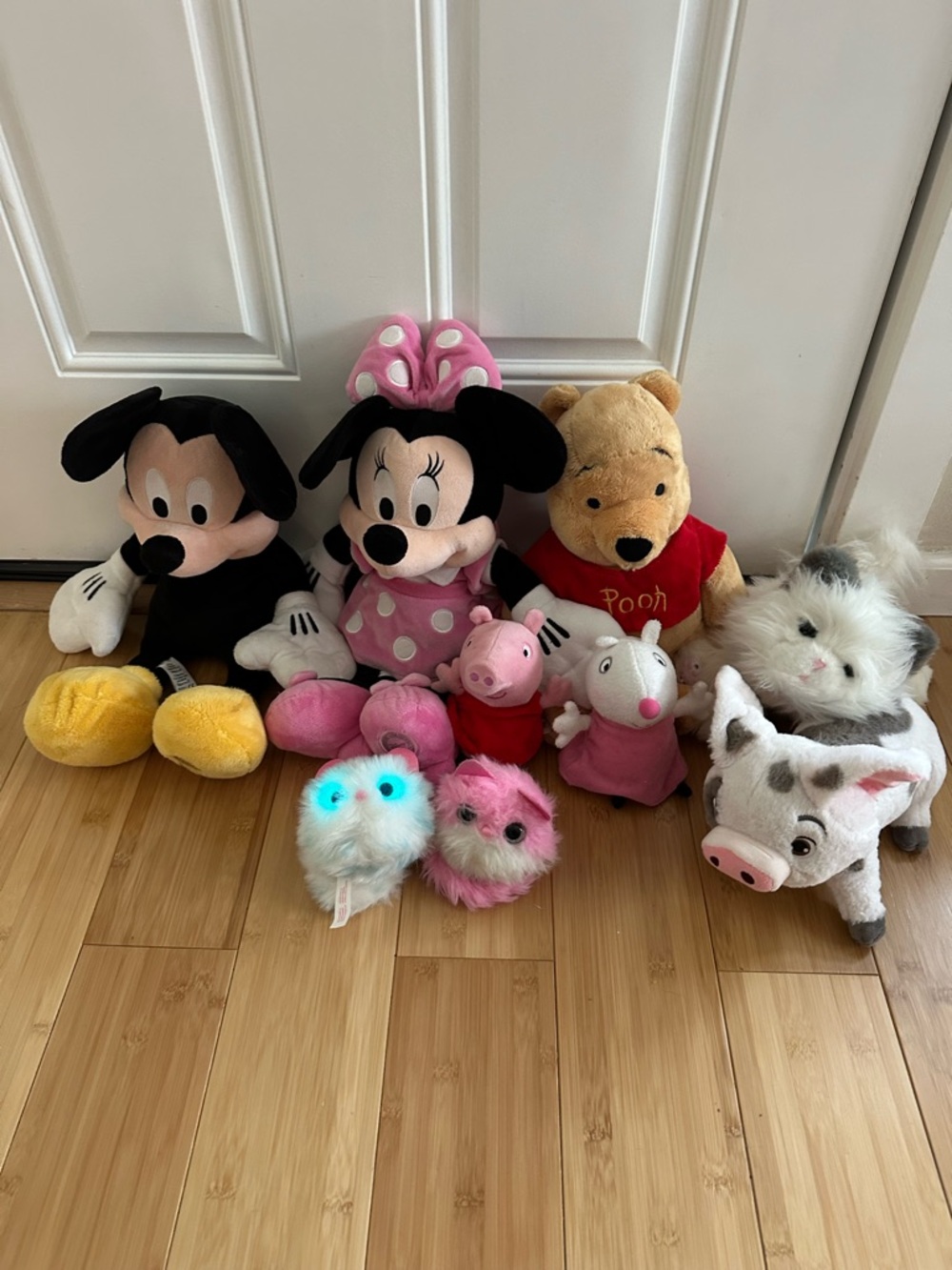 Disney Plushies lot, Minnie andMickey Mouse, Pooh bear, púa, Peppa pig and more